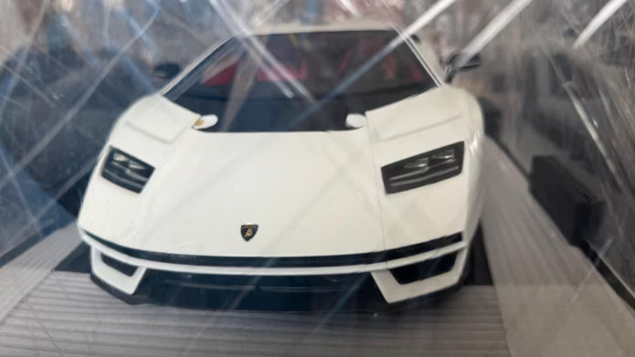 BRAND NEW LAMBORGHINI COUNTACH LPI 800-4 SCALE MODEL