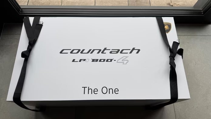 BRAND NEW LAMBORGHINI COUNTACH LPI 800-4 SCALE MODEL