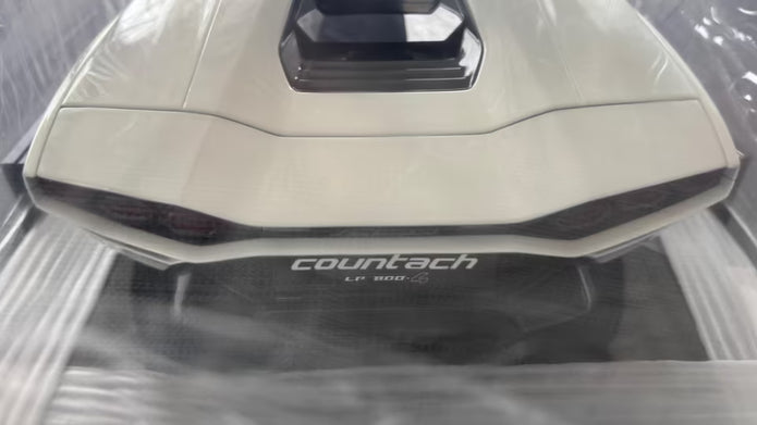 BRAND NEW LAMBORGHINI COUNTACH LPI 800-4 SCALE MODEL