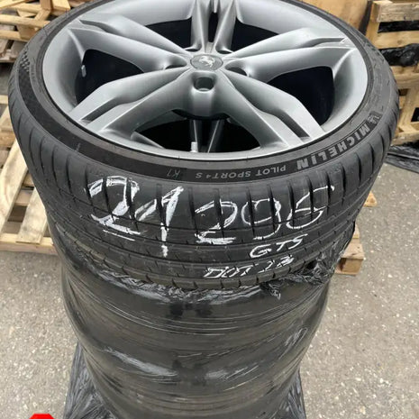 FERRARI WHEEL AND TYRE SET